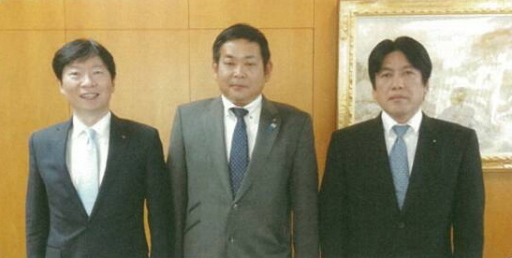 伊原木県知事に市村県議と美作市の道路問題を要望 伊原木県知事に市村県議と美作市の道路問題を要望